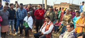 विधायक प्रकाश राम ने मृतक के परिजनों से शीशी गांव पहुंच की मुलाकात,बंधाया ढांढस