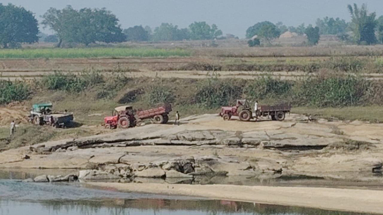धड़ल्ले से हो रही है अवैध बालू की उठाव,जिला प्रशासन मौन धड़ल्ले से हो रही है अवैध बालू की उठाव,जिला प्रशासन मौन