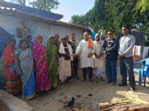 सतबरवा : असहाय महिला की मृत्यु ,मददगार बने सामाजिक कार्यकर्ता