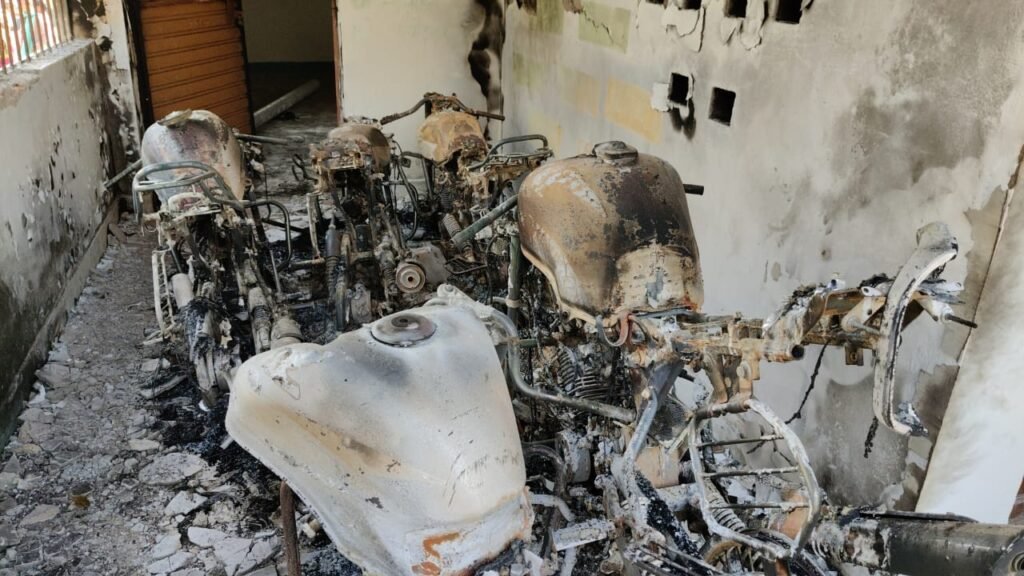 आंगनबाड़ी केंद्र में खड़ी 5 बाइक को अज्ञात अपराधियों ने किया आग के हवाले,जांच में जुटी पुलिस आंगनबाड़ी केंद्र में खड़ी 5 बाइक को अज्ञात अपराधियों ने किया आग के हवाले,जांच में जुटी पुलिस
