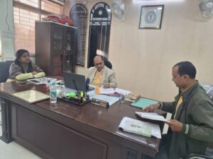 प्रशासन गांव की ओर अभियान का अपर समाहर्ता ने बीडीओ-सीओ संग समीक्षा की