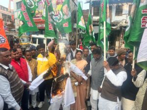 इंडिया अलायंस की ओर से गृह मंत्री अमित शाह का पुतला दहन किया गया.