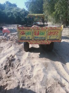 तीलियाटांड़ टेटूक नदी से धड़ल्ले से हो रही है अवैध बालू की उठाव, प्रशासन मौन