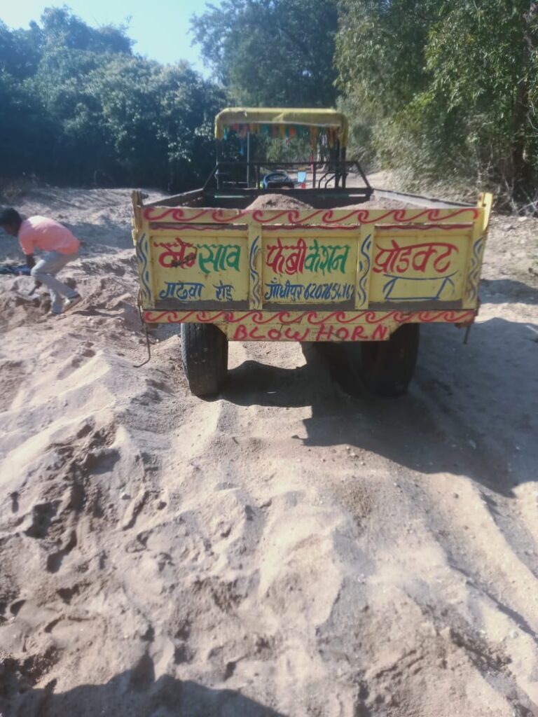 तीलियाटांड़ टेटूक नदी से धड़ल्ले से हो रही है अवैध बालू की उठाव, प्रशासन मौन