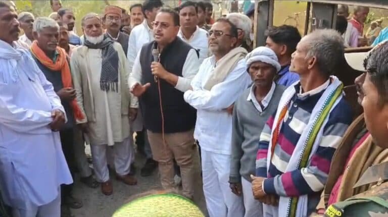 भवनाथपुर (गढ़वा) : सेल के प्रशासनिक भवन पर विस्थापित संघर्ष समिति द्वारा एकदिवसीय धारना में समर्थन देते विधायक अनंत प्रताप देव भवनाथपुर (गढ़वा) : सेल के प्रशासनिक भवन पर विस्थापित संघर्ष समिति द्वारा एकदिवसीय धारना में समर्थन देते विधायक अनंत प्रताप देव