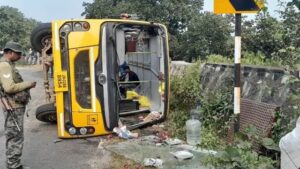अनियंत्रित तेज रफ्तार स्कूल बस के पलटने से करीब ढाई दर्जन बच्चे घायल