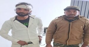बाइक चुरा रहे एक चोर को स्थानीय लोगों ने रंगे हाथ दबोचा, जमकर की पिटाई