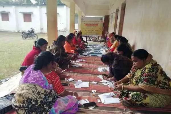 बहरागोड़ा :महिलाओं को दिए जा रहे प्रशिक्षण कार्यक्रम का निरीक्षण किया गया बहरागोड़ा :महिलाओं को दिए जा रहे प्रशिक्षण कार्यक्रम का निरीक्षण किया गया