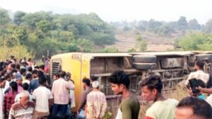 गढ़वा:बच्चों से भरी बस पलटी, एक छात्र की मौत और दो दर्जन घायल