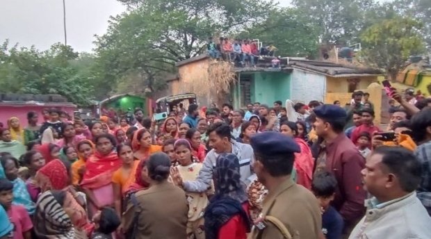 मूकबधिर युवती से सामूहिक दुष्कर्म,आरोपी फरार, गिरफ्तारी में जुटी पुलिस मूकबधिर युवती से सामूहिक दुष्कर्म,आरोपी फरार, गिरफ्तारी में जुटी पुलिस