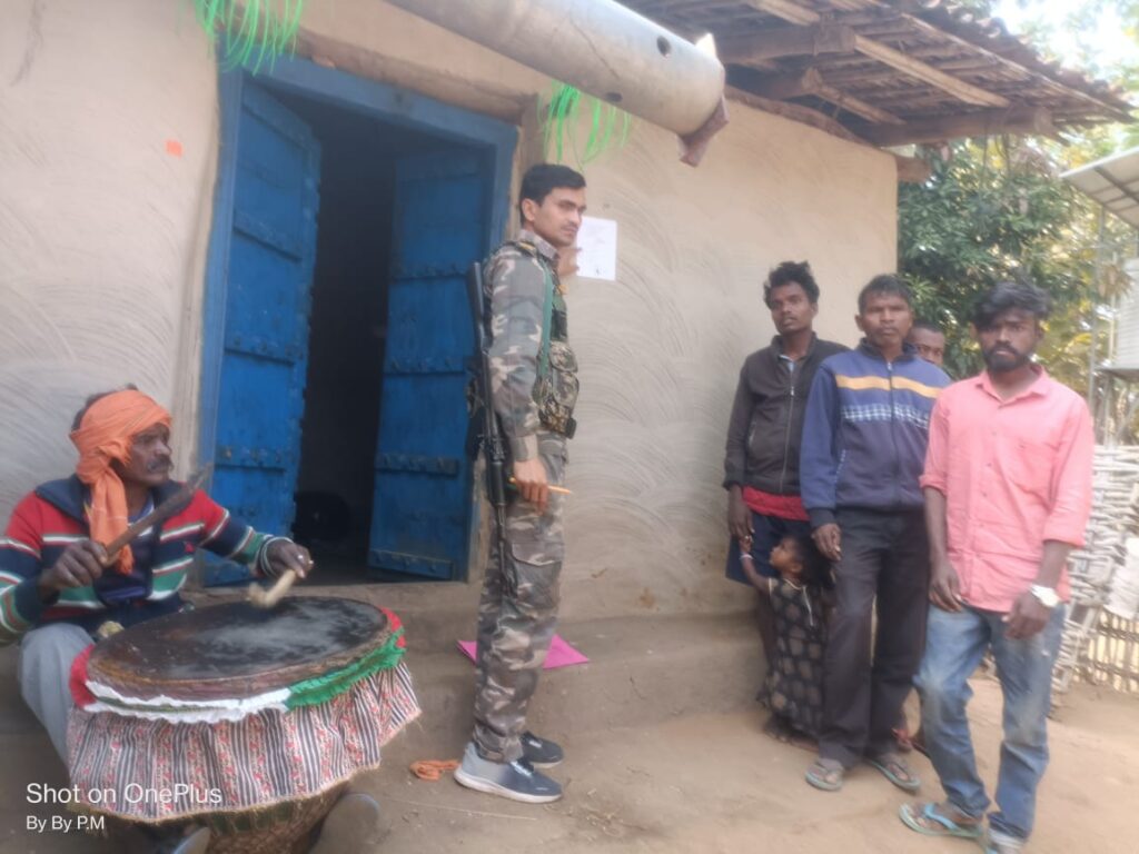 गारू थाना प्रभारी ने बलात्कार के फरार आरोपी के घर पर चिपकाया इश्तिहार