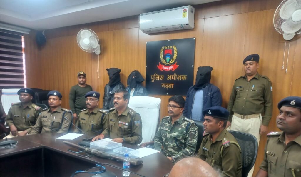 अवैध हथियारों के साथ तीन गिरफ्तार, पुलिस ने भेजा जेल। अवैध हथियारों के साथ तीन गिरफ्तार, पुलिस ने भेजा जेल।