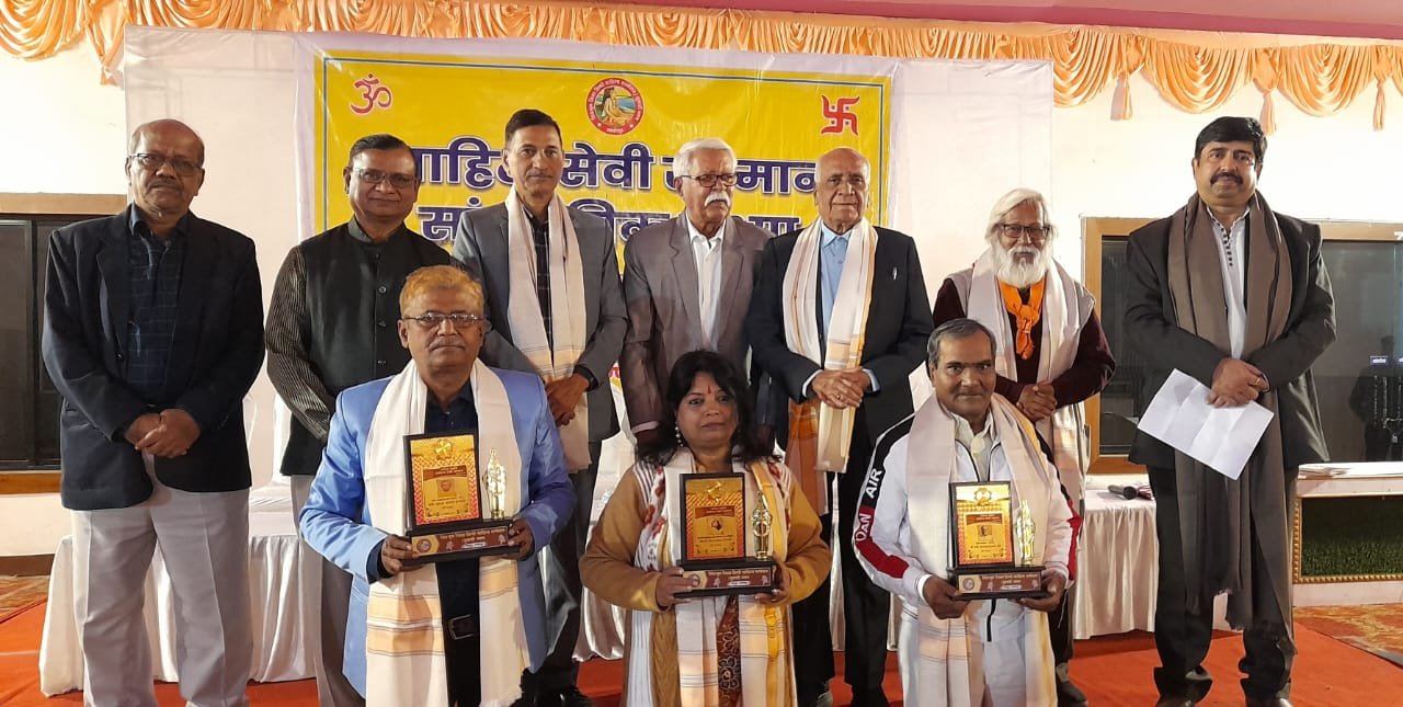 मालवीय व अटल जयंती पर तीन साहित्यकार हुए सम्मानित मालवीय व अटल जयंती पर तीन साहित्यकार हुए सम्मानित