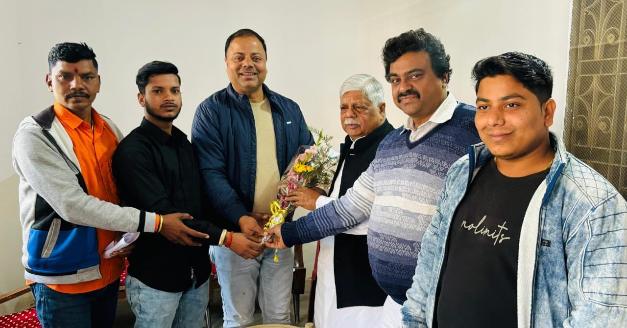 भारतीय जनता पार्टी के नगर मंडल अध्यक्ष ने कई ट्रेनों का परिचालन और जर्जर बोगी को बदलने के लिए पलामू सांसद को मांग पत्र सौंपा