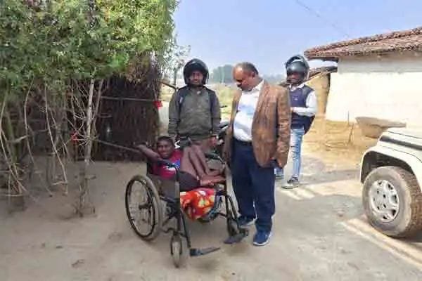 पलामू :बीडीओ ने अबुआ आवास के लाभुकों के घर-घर जाकर किया निरीक्षण पलामू :बीडीओ ने अबुआ आवास के लाभुकों के घर-घर जाकर किया निरीक्षण