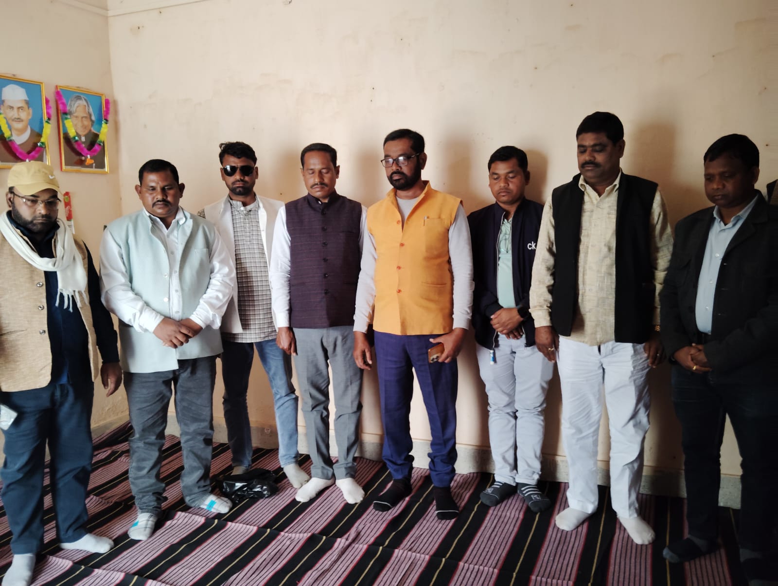 प्रखंड कांग्रेस कार्यालय मनिका में शोक सभा का किया गया आयोजन,दो मिनट का रखा गया मौन 