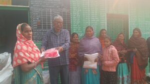सोना सोबरन धोती साड़ी योजना के अंतर्गत जन वितरण प्रणाली के दुकानदार अमलेश्वर पाण्डेय ने किया धोती साड़ी का वितरण