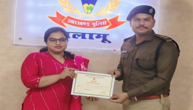 लोकसभा और विधानसभा चुनाव में बेहतर कार्य करने वाले 10 पुलिस अधिकारियों को पुलिस मुख्यालय की तरफ से किया गया सम्मानित