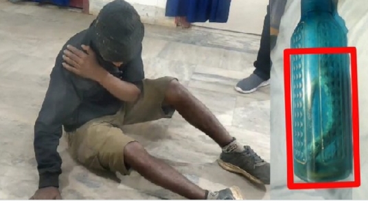 सांप पकड़ने गए युवक को सांप ने डसा,सांप को बोतल में डालकर पहुंचा अस्पताल