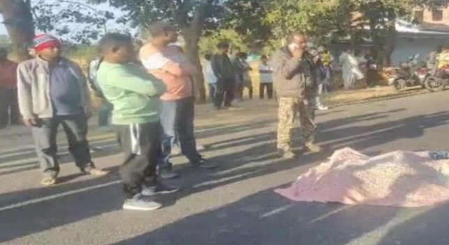 वाहन की चपेट में आने से बाइक सवार दो युवक की मौत, तीसरे की हालत गंभीर वाहन की चपेट में आने से बाइक सवार दो युवक की मौत, तीसरे की हालत गंभीर