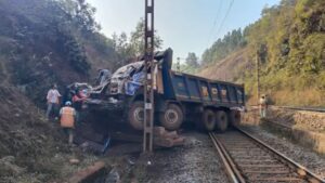 हाइवा ऊंचाई से सीधे रेल लाइन के ऊपर जा गिरी,चालक गंभीर रूप से घायल