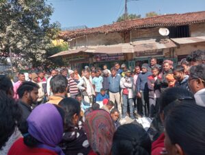 तेज रफ्तार वाहन की धक्का से युवक का हुआ दर्दनाक मौत, शव के साथ परिजनों ने किया सड़क जाम,