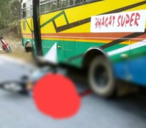 बस के चपेट में आने से युवक की मौत, युवती गंभीर रूप से घायल