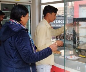 पुलिस लाइन रोड स्थित विभिन्न खाद्द पदार्थ बेचने वाले दुकानों पर फूड सेफ्टी ऑफिसर ने की छापेमारी