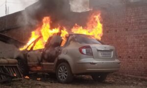 युवक ने अपने ही कार को किया आग के हवाले,जलकर हुआ खाक, जांच में जुटी पुलिस