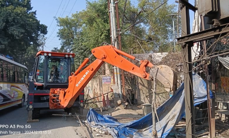 अतिक्रमण करने वालों पर जिला प्रशासन ने चलाया बुलडोजर अतिक्रमण करने वालों पर जिला प्रशासन ने चलाया बुलडोजर
