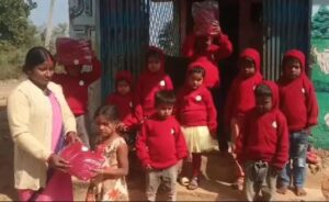 बढ़ती ठंड में बच्चों को राहत:आंगनबाड़ी केंद्रों में निशुल्क स्वेटर वितरण