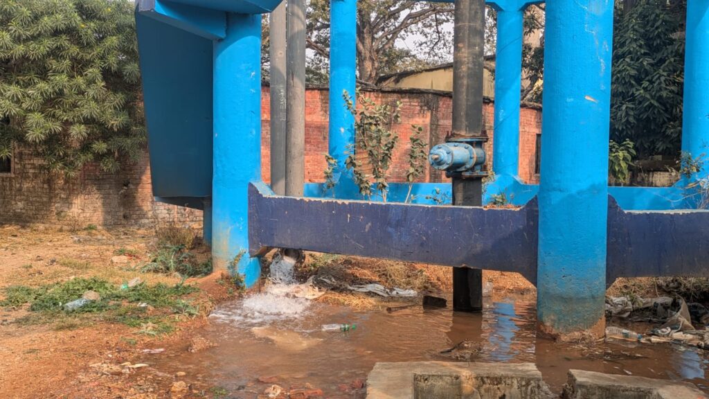 पेयजल एवं स्वच्छता विभाग की लापरवाही से घाघरा प्रखंड मुख्यालय में प्रतिदिन हो रही है हजारों लीटर पानी की बर्बादी पेयजल एवं स्वच्छता विभाग की लापरवाही से घाघरा प्रखंड मुख्यालय में प्रतिदिन हो रही है हजारों लीटर पानी की बर्बादी