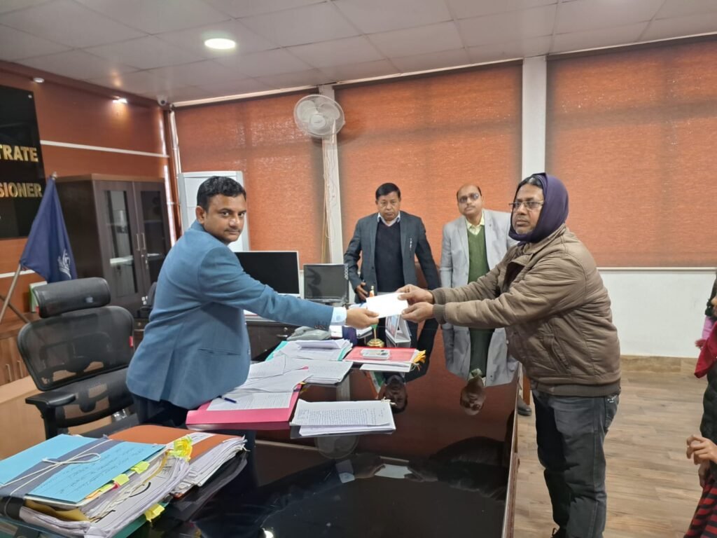 जनता दरबार:आग से झूलसी बच्ची को उपायुक्त ने निजी रूप से किया आर्थिक सहयोग,मुआवजा राशि व आरटीई अंतर्गत एडमिशन कराने का दिया भरोसा