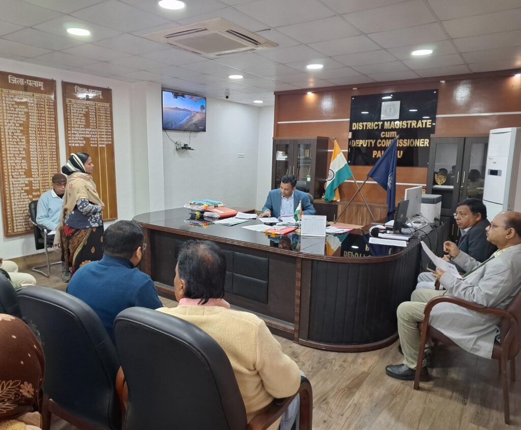 जनता दरबार:आग से झूलसी बच्ची को उपायुक्त ने निजी रूप से किया आर्थिक सहयोग,मुआवजा राशि व आरटीई अंतर्गत एडमिशन कराने का दिया भरोसा