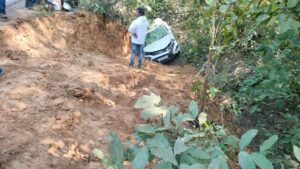 तेज गति के कारण अनियंत्रित होकर कार ने गढ्ढे में लगाई छलांग,बाल-बाल बचा ड्राइवर