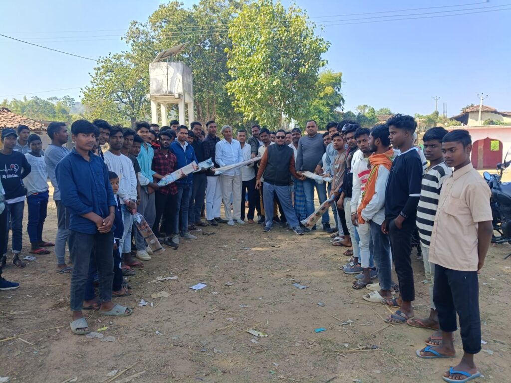 खिलाड़ियों के बीच खेल सामग्री (बैट और बॉल) वितरण कर हौसला बढ़ाया गया खिलाड़ियों के बीच खेल सामग्री (बैट और बॉल) वितरण कर हौसला बढ़ाया गया