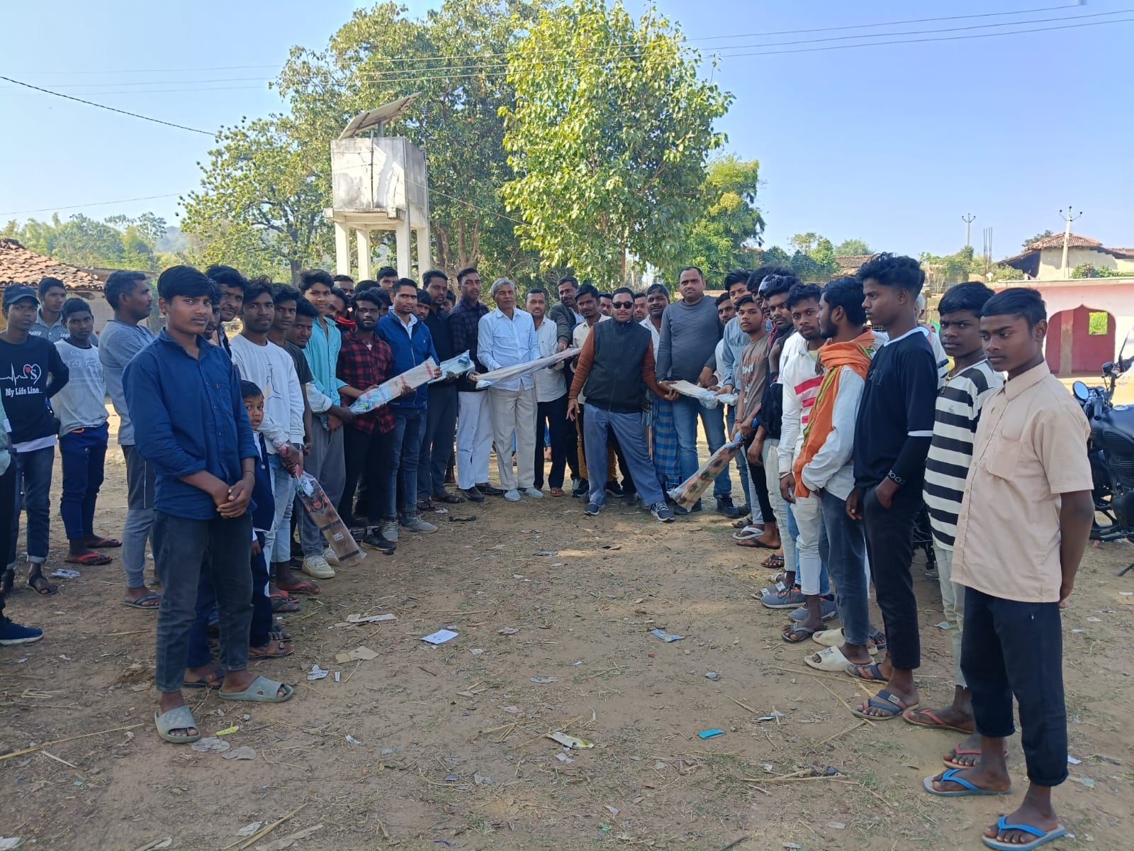खिलाड़ियों के बीच खेल सामग्री (बैट और बॉल) वितरण कर हौसला बढ़ाया गया
