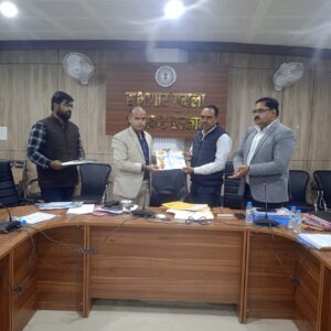 उपायुक्त ने घाघरा बीडीओ दिनेश कुमार को उत्कृष्ट कार्य के लिए किया सम्मानित
