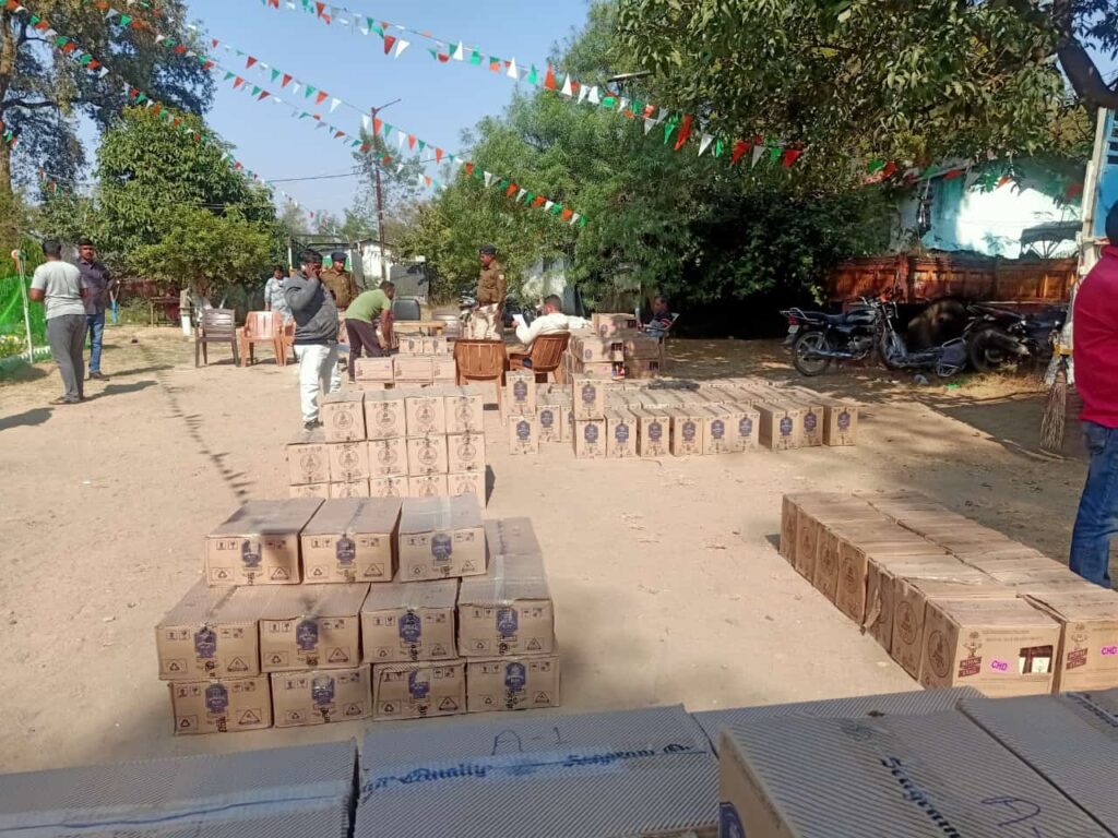 वाहन चेकिंग अभियान में पंडवा पुलिस को बड़ी सफलता,12 लाख के अंग्रेजी विदेशी शराब जब्त
