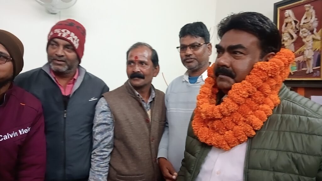 लातेहार टेंपू यूनियन ने ट्रैफिक पुलिस पर उत्पीड़न का लगाया आरोप, विधायक से की मुलाकात लातेहार टेंपू यूनियन ने ट्रैफिक पुलिस पर उत्पीड़न का लगाया आरोप, विधायक से की मुलाकात