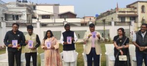 पूर्व सीएम अर्जुन मुंडा युवा लेखक सौम्य रंजन दास के किताब का किए विमोचन