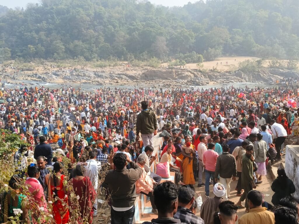 धुरकी: मकर संक्रांति पर सुखलदारी वाटरफॉल में उमड़ी भीड़, प्राकृतिक सौंदर्य ने मन मोहा