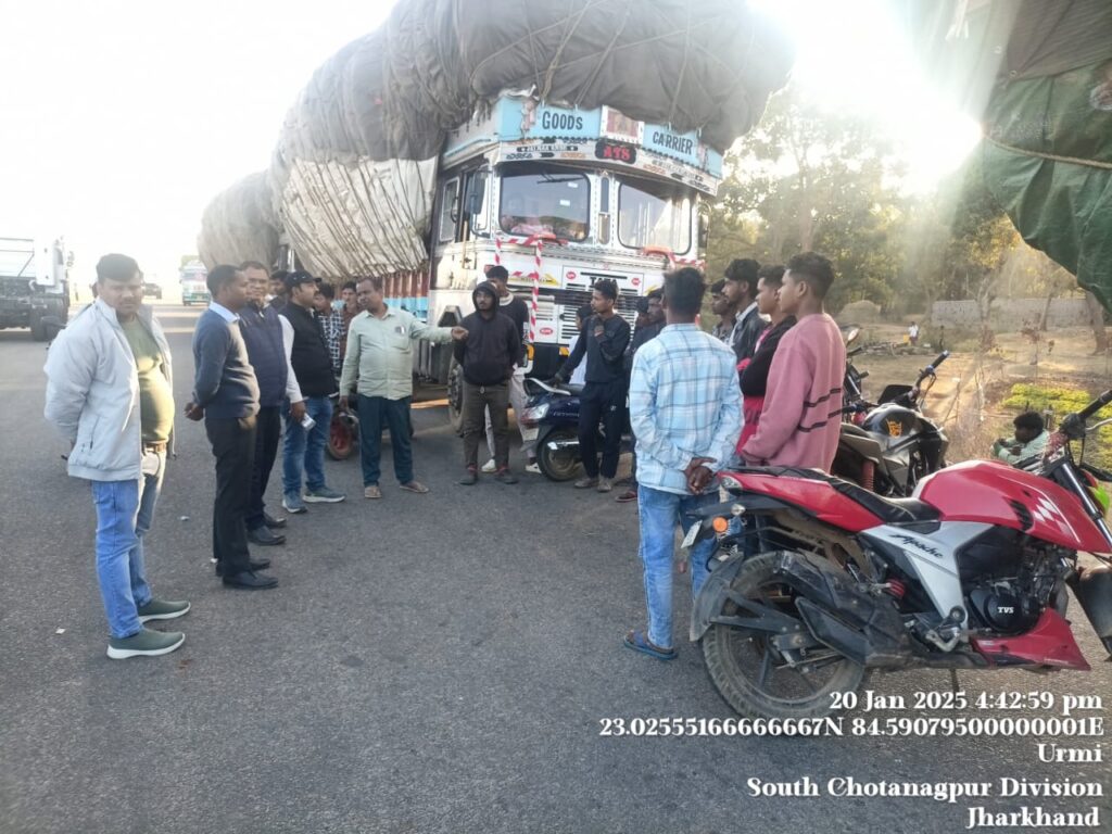 वाहन जांच अभियान: 30 मोटरसाइकिल एवं ओवरलोड वाहनों से वसूला गया 2.54 लाख रुपए जुर्माना वाहन जांच अभियान: 30 मोटरसाइकिल एवं ओवरलोड वाहनों से वसूला गया 2.54 लाख रुपए जुर्माना