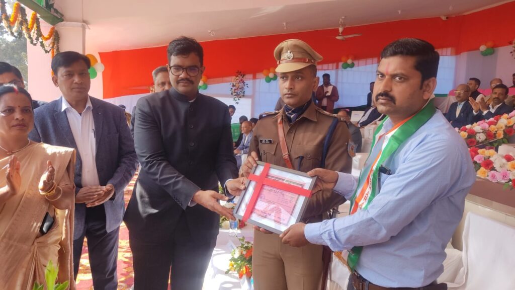 आत्मसमर्पण करने वाले नक्सली संजय प्रजापति समेत 5 नक्सलियों को दी गई भूमि का पट्टा