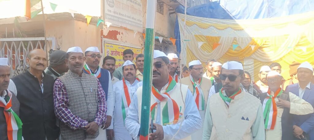 मनिका प्रखंड क्षेत्र में आन बान शान के साथ मनाया गया गणतंत्र दिवस मनिका प्रखंड क्षेत्र में आन बान शान के साथ मनाया गया गणतंत्र दिवस