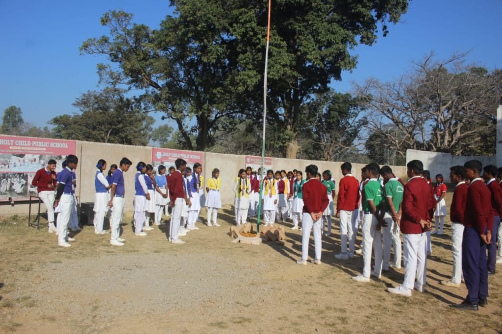 हॉली चाइल्ड पब्लिक स्कूल नारो में हर्षौल्लास के साथ मनाया गया गणतंत्र दिवस