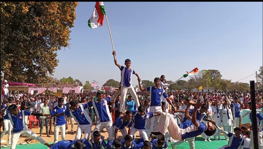 मार्च पास्ट का आयोजन, आकर्षक झांकियां निकाली गई मार्च पास्ट का आयोजन, आकर्षक झांकियां निकाली गई