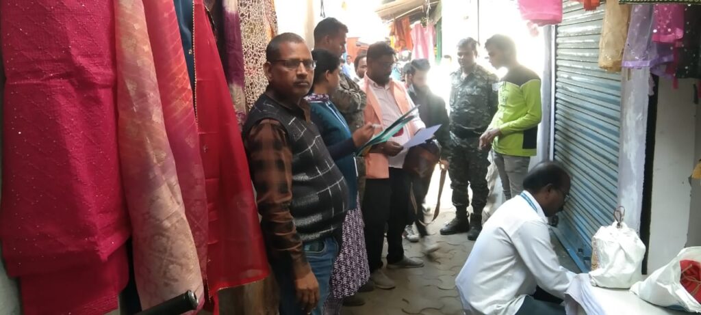 मेदिनीनगर नगर निगम की बकायादारों के विरुद्ध कार्रवाई,16 दुकानों को किया गया सील मेदिनीनगर नगर निगम की बकायादारों के विरुद्ध कार्रवाई,16 दुकानों को किया गया सील