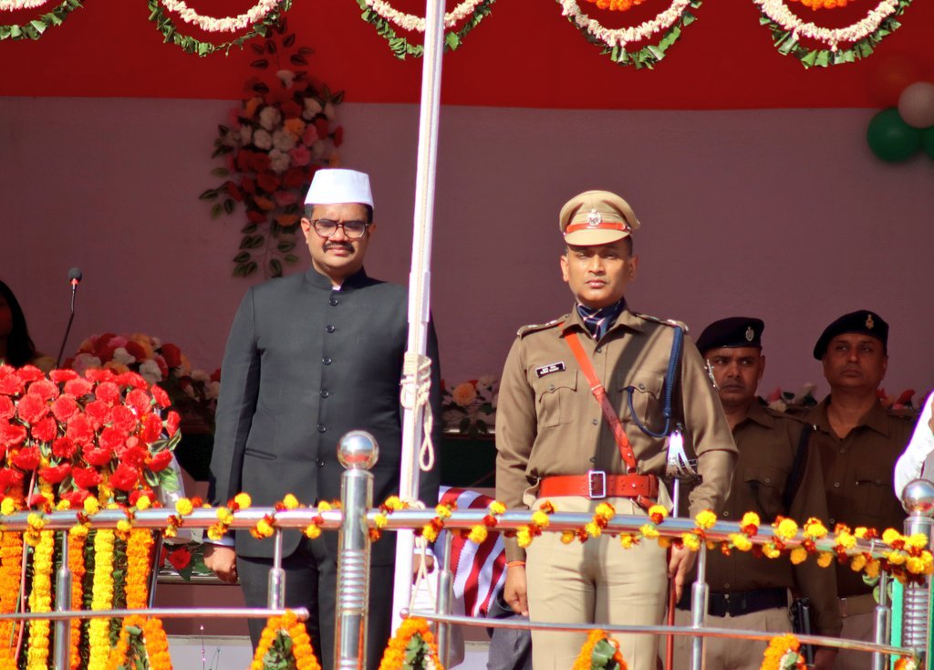 76 वें गणतंत्र दिवस के अवसर पर उपायुक्त ने जिला खेल स्टेडियम में झंडोत्तोलन कर राष्ट्रीय ध्वज को दी सलामी