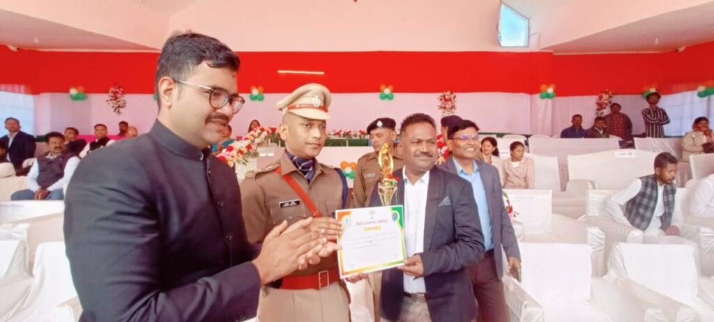 76 वें गणतंत्र दिवस के अवसर पर उपायुक्त ने जिला खेल स्टेडियम में झंडोत्तोलन कर राष्ट्रीय ध्वज को दी सलामी